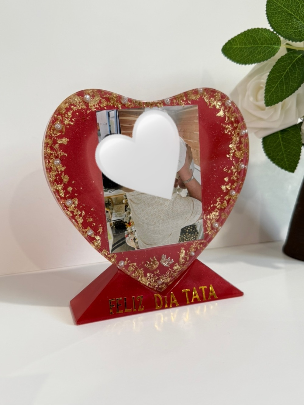 Heart-Shaped Red Photo Frame with Gold Accents - Feliz Día Tata